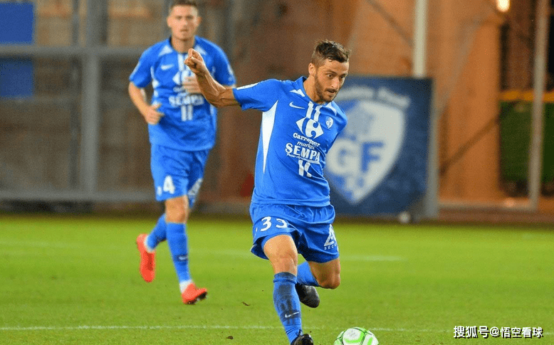  曼联迎意大利杯关键赛，冲刺阶段门线救险，质疑声仍在，更衣室氛围转暖